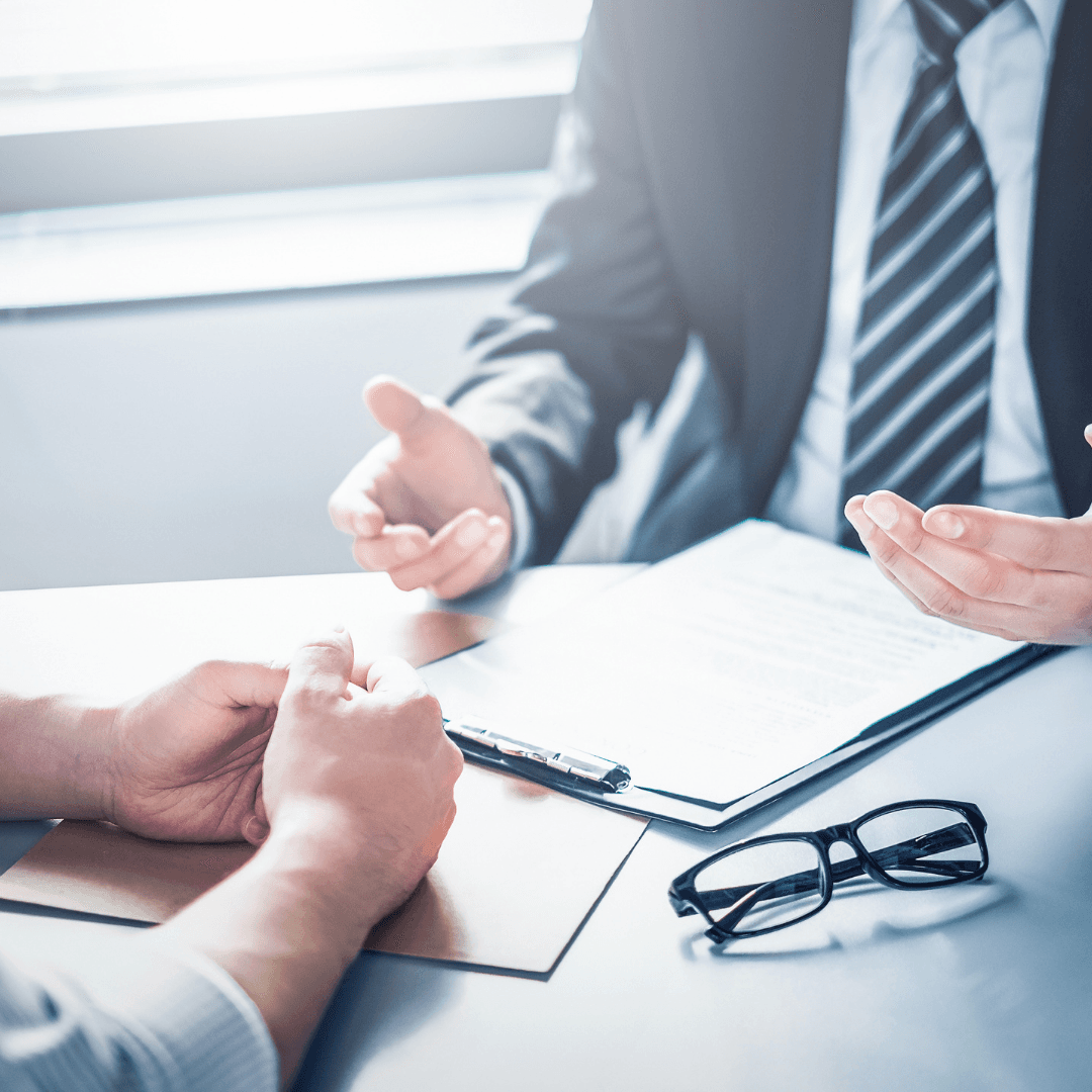 Emprunteur discutant avec un courtier pour renégocier son assurance emprunteur grâce à la loi Bourquin.