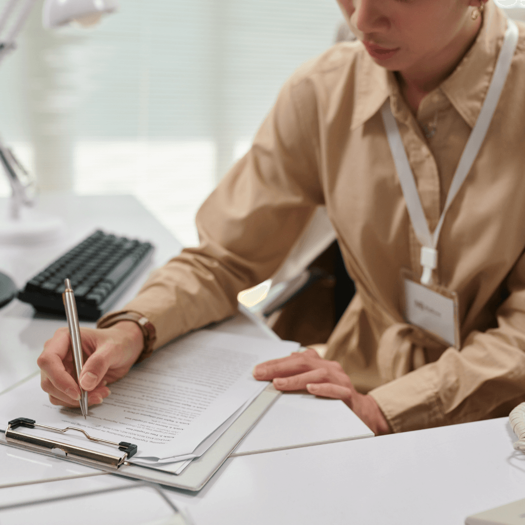 Conseiller présentant à des emprunteurs les obligations légales des banques en assurance de prêt immobilier.