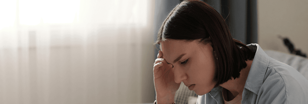 Emprunteur cherchant à éviter une surprime d’assurance de prêt immobilier avec un conseiller.
