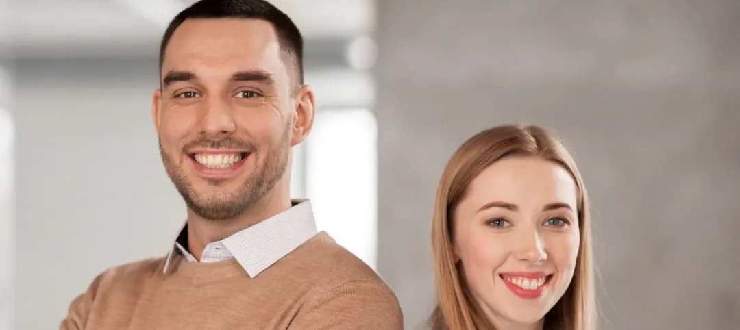Jeunes emprunteurs obtenant une assurance adaptée pour leur premier achat immobilier. 