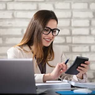 Acheteurs en VEFA calculant leurs intérêts intercalaires avec un courtier.