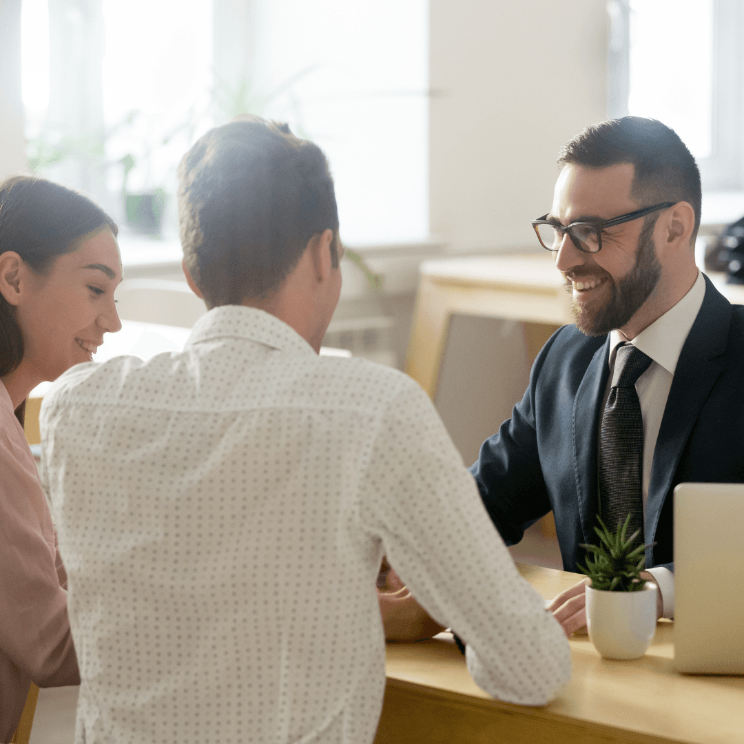 échangeant avec un conseiller sur les avantages de la Loi Lemoine, qui permet de changer d’assurance emprunteur à tout moment pour alléger le coût de leur crédit immobilier.