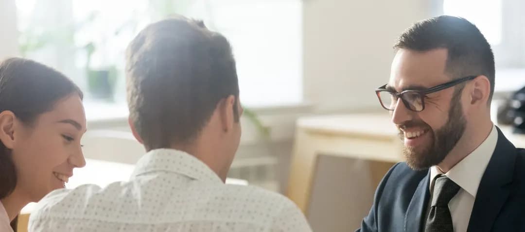 échangeant avec un conseiller sur les avantages de la Loi Lemoine, qui permet de changer d’assurance emprunteur à tout moment pour alléger le coût de leur crédit immobilier.