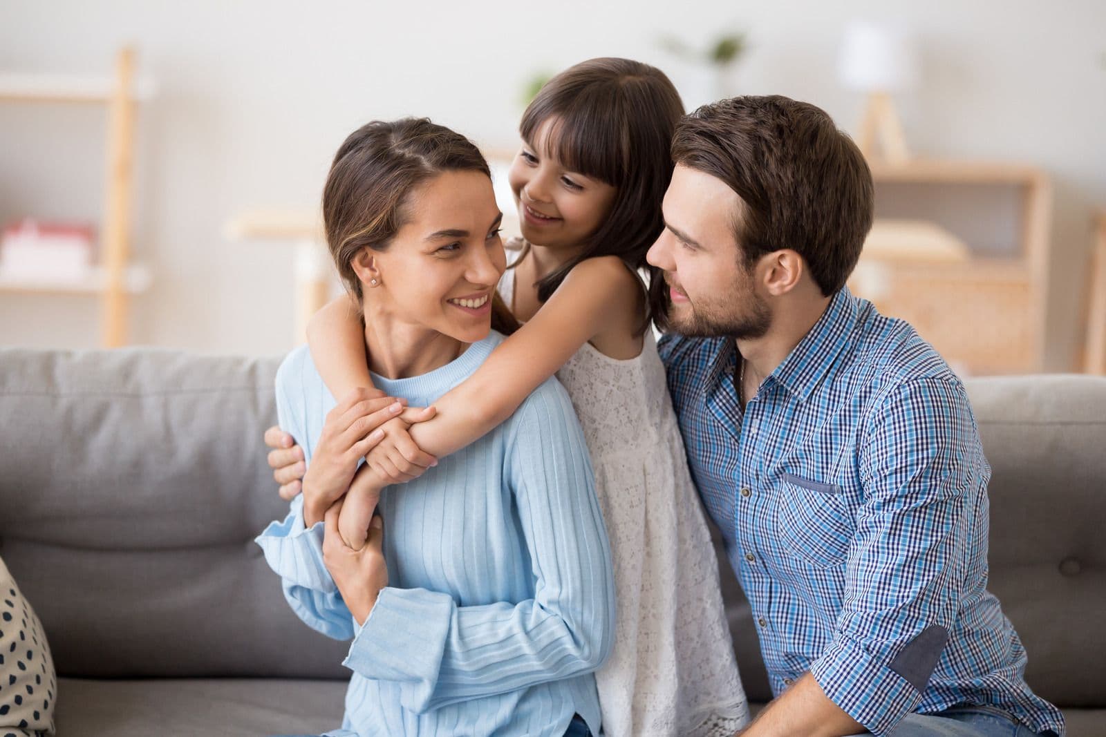 Une famille heureuse et protégée grâce à une assurance emprunteur adaptée à leurs besoins.