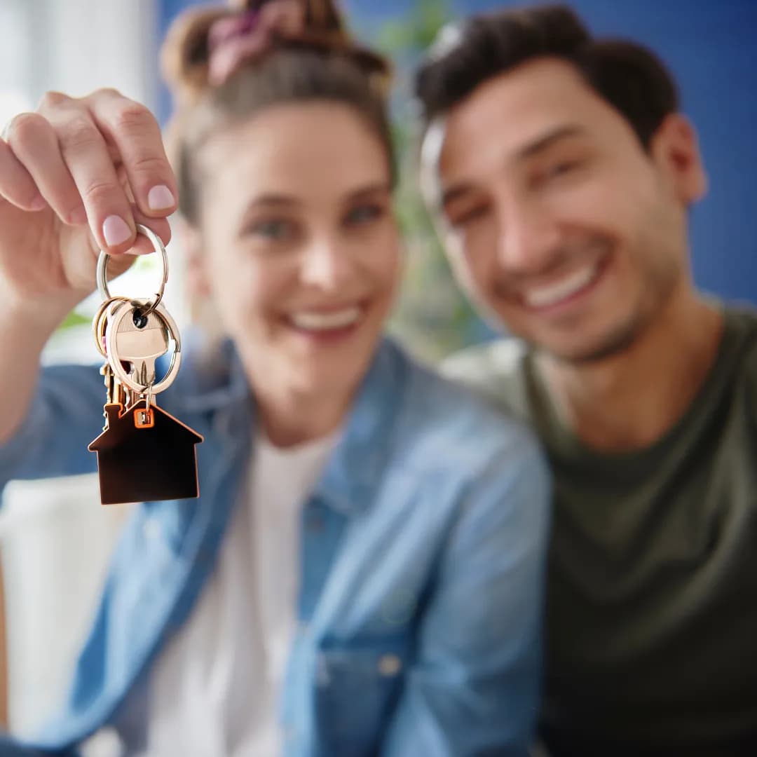 Couple discutant avec un courtier du montant d’emprunt maximal possible pour leur prêt immobilier.