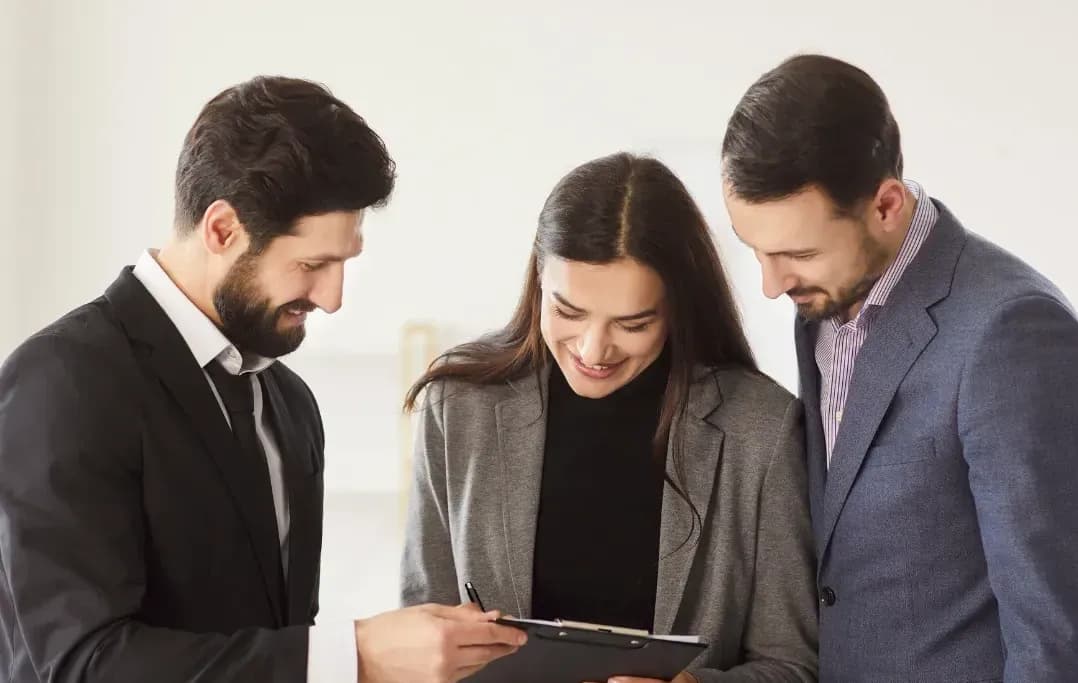 Couple consultant un courtier pour utiliser son Plan Épargne Logement dans un projet immobilier.