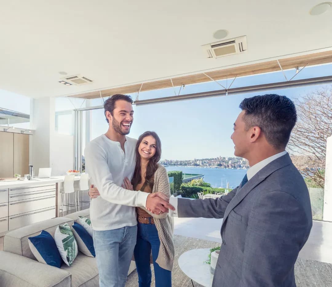 Couple ajustant son budget immobilier pour acheter au meilleur prix avec un conseiller.