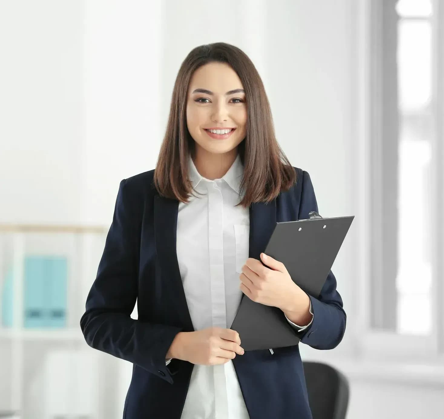 Femme professionnelle souriante en costume tenant un dossier, représentant l'accompagnement en assurance et prévoyance pour les entrepreneurs et indépendants.