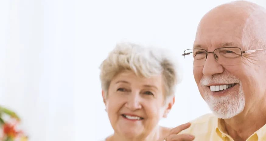 Couple découvrant les compléments de garanties d’une assurance emprunteur avec un conseiller.