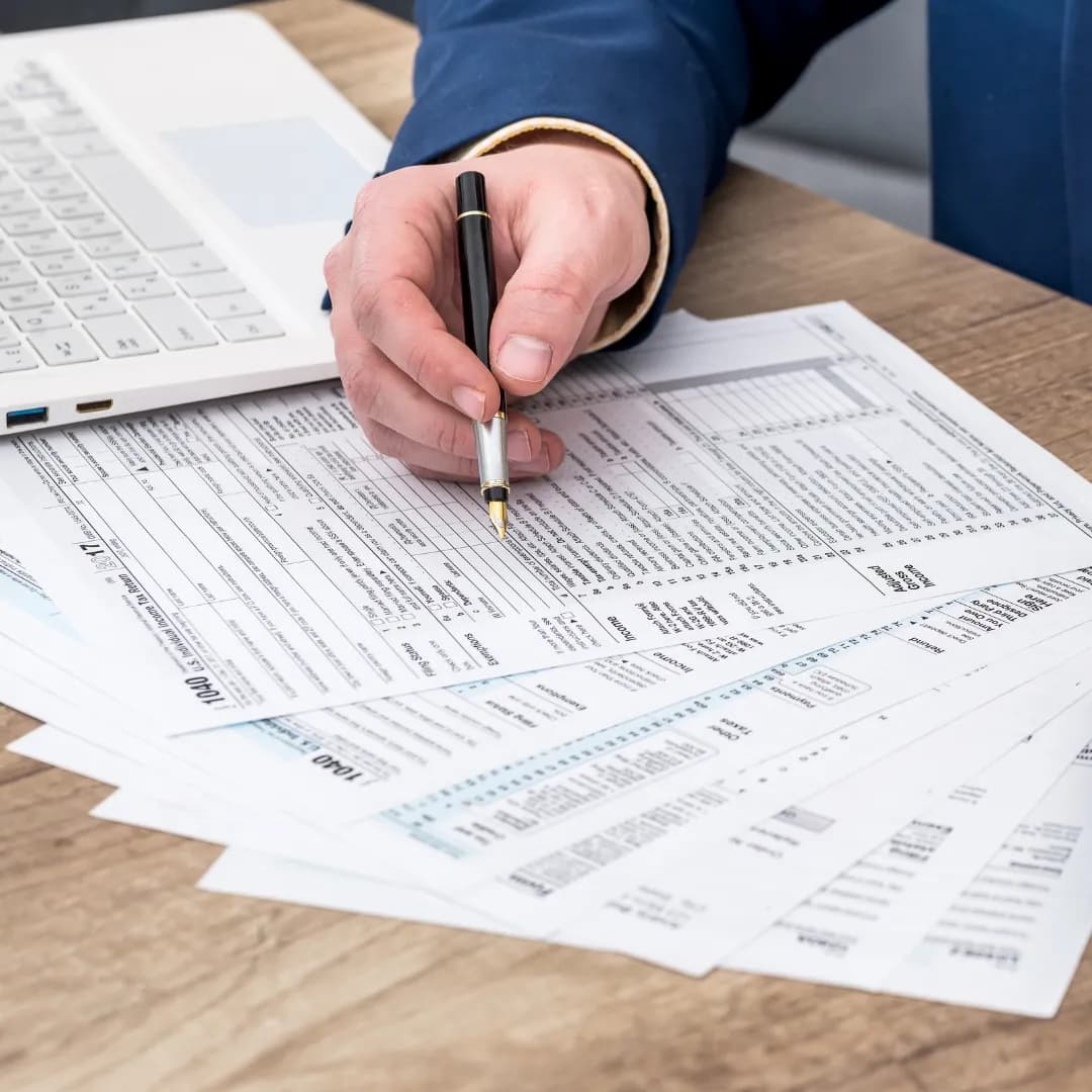 Emprunteur déclarant un sinistre de prêt immobilier avec son courtier.