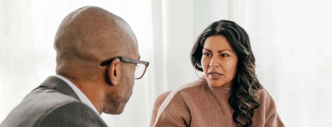 Emprunteur consultant un courtier pour finaliser son indemnisation assurance emprunteur.